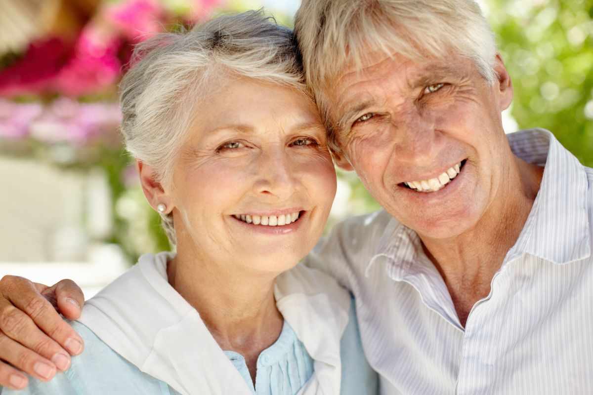 Due pensionati sorridenti