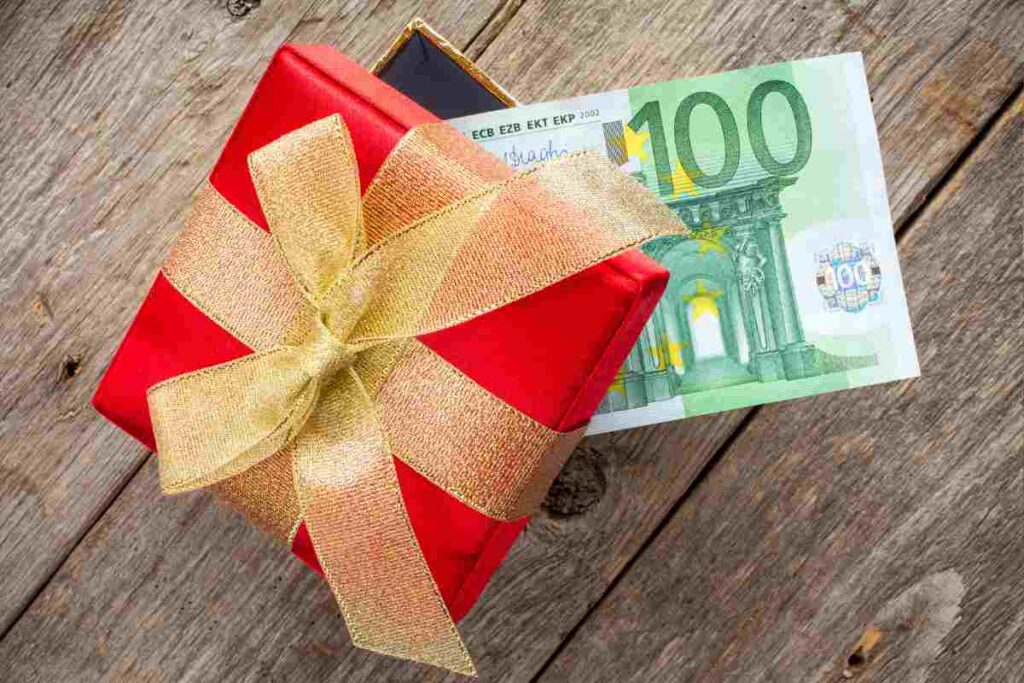 una scatola regalo con dentro 100 euro