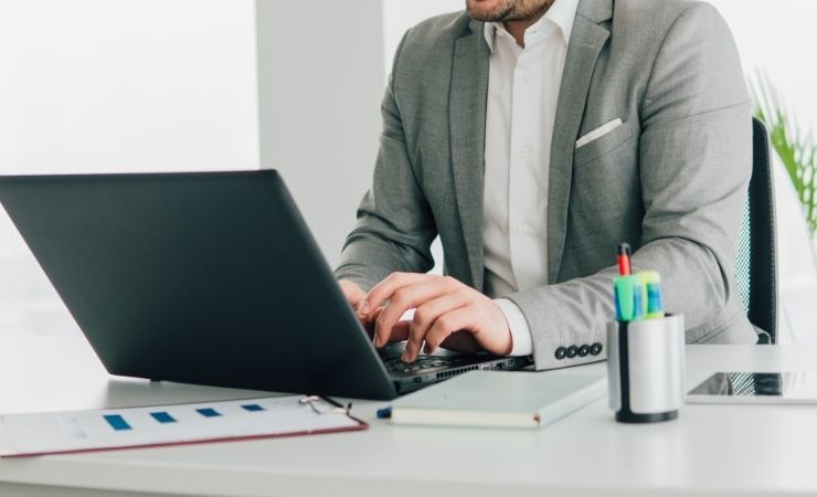 Uomo utilizza computer