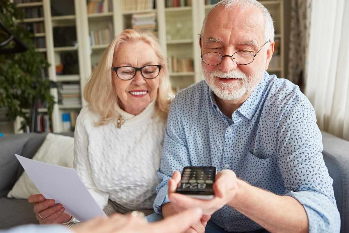 Pensionati svolgono calcoli per la pensione