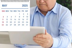 Pensionato consulta tablet calendario maggio