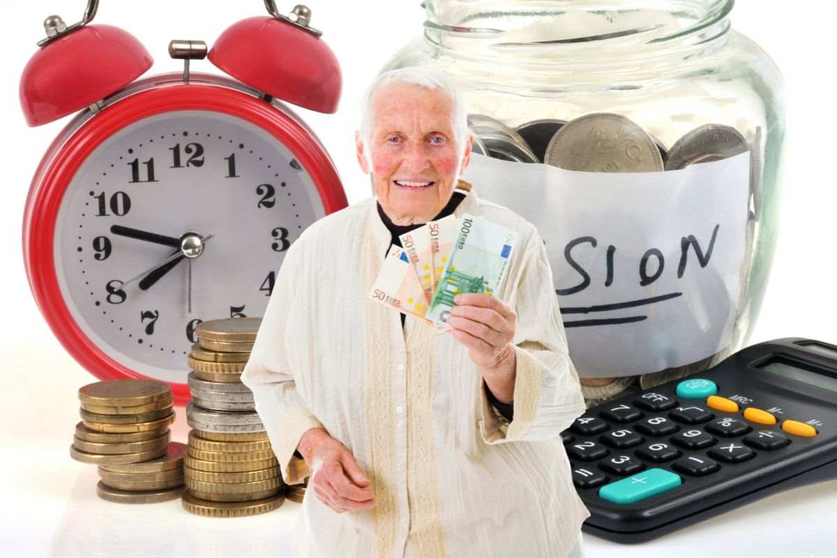 sullo sfondo orologio, calcolatrice, monetine e barattolo, in primo piano pensionato con banconote in mano
