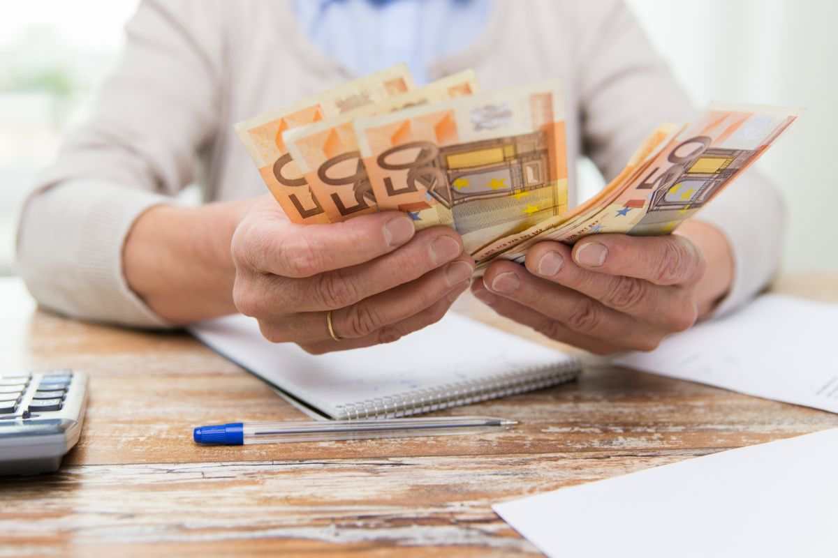 pensionato che conta banconote da 50 euro