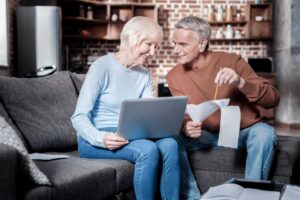 pensionati felici che guardano dei conti