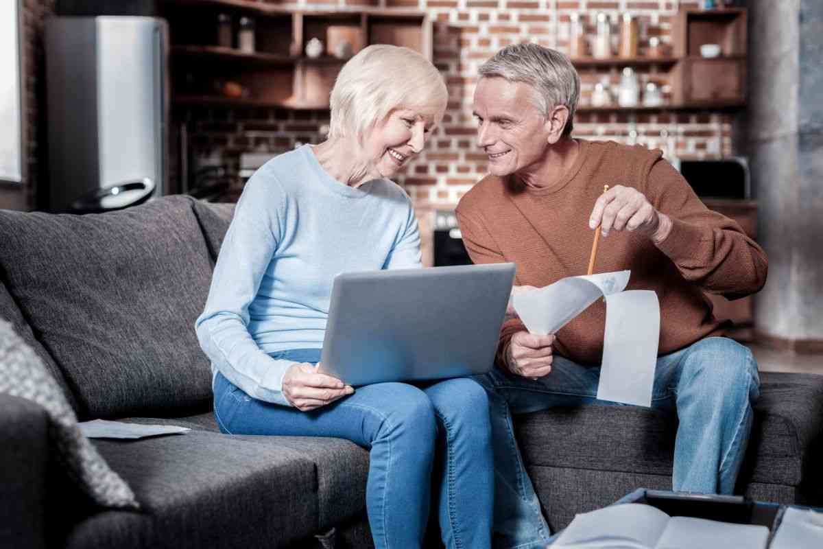 pensionati felici che guardano dei conti