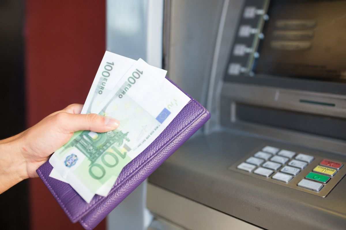 persona che ritira soldi al bancomat