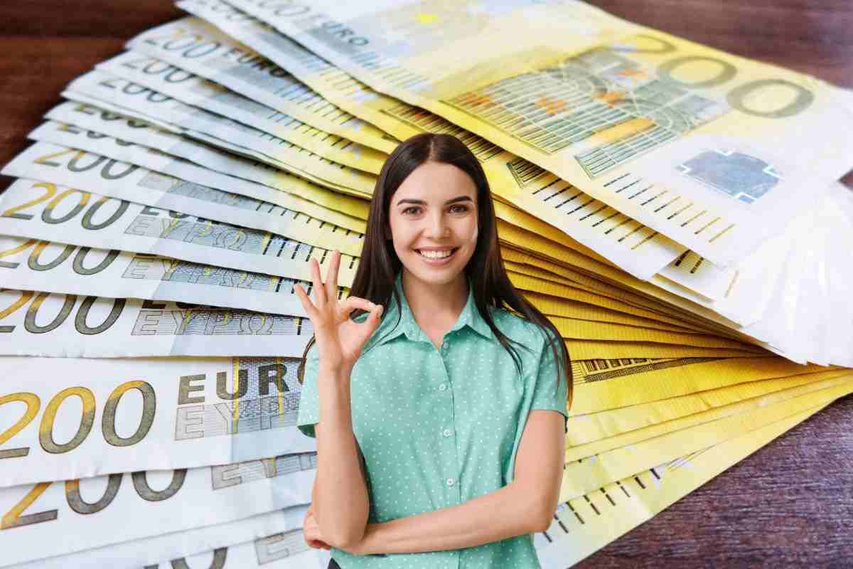 sullo sfondo banconote da 200 euro, in primo piano ragazza che fa ok