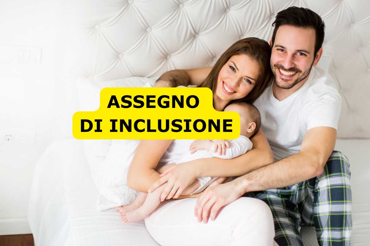 coppia sorridente con bambino e scritta assegno inclusione