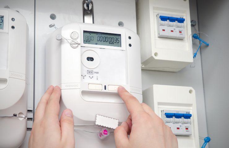 contatore della luce e persona che lo utilizza