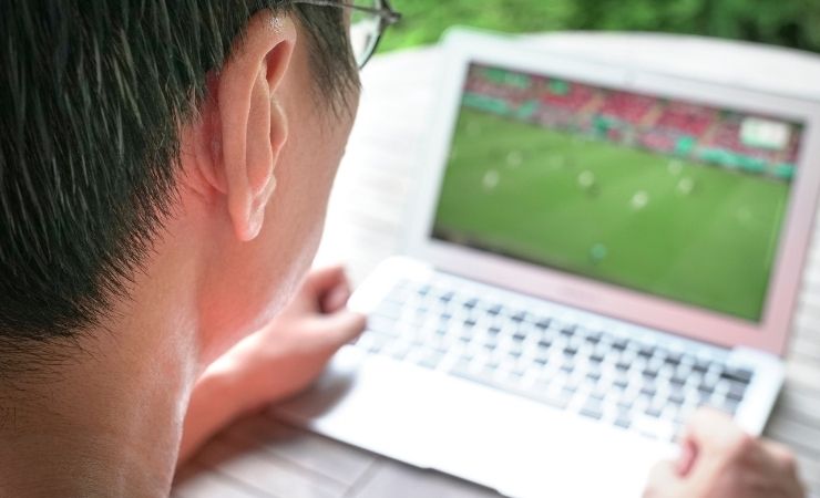 Uomo guarda partita calcio computer