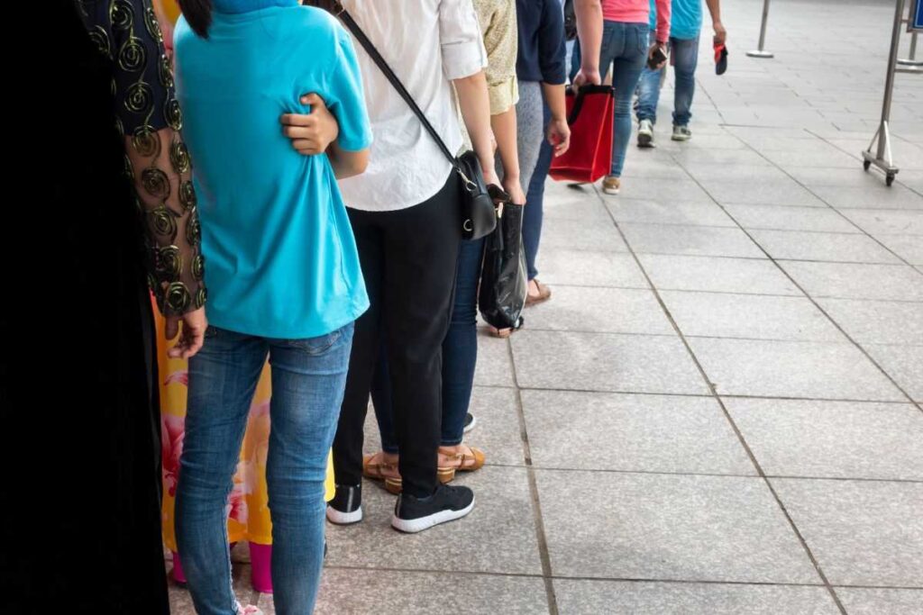 Persone che attendono il loro turno