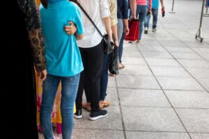 Persone che attendono il loro turno