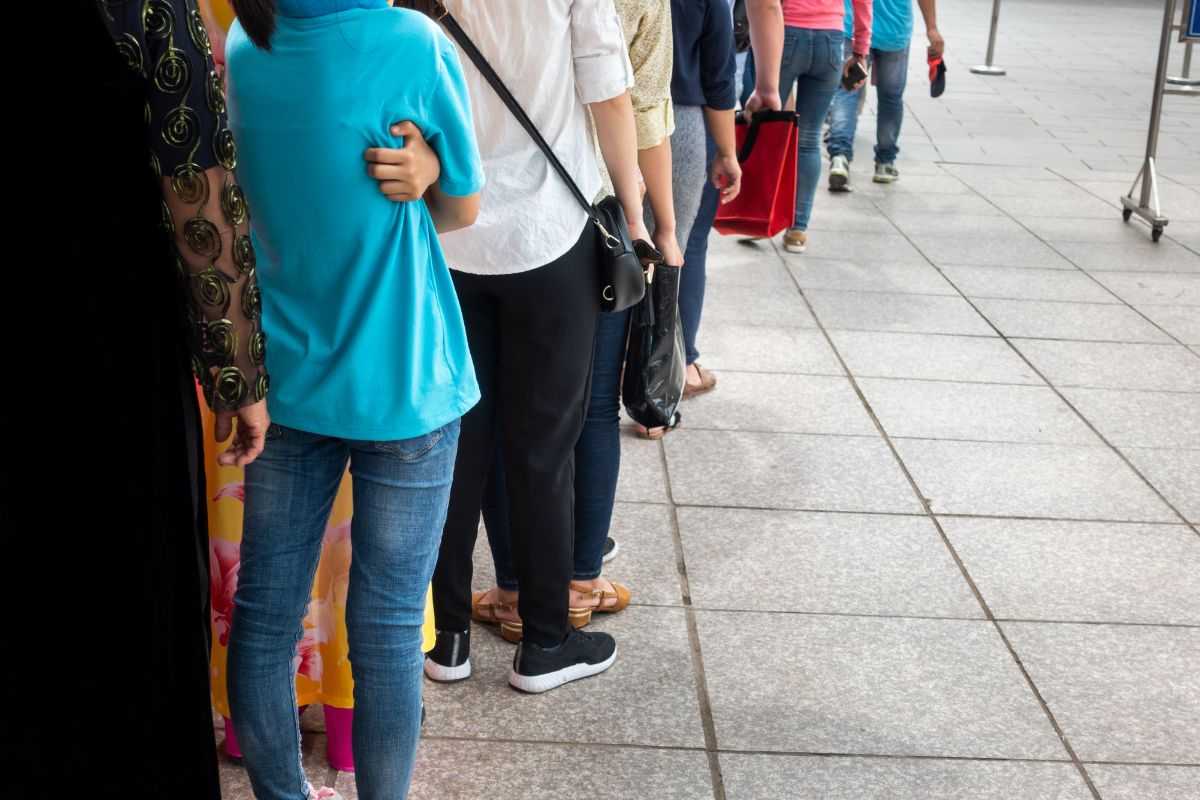 Persone che attendono il loro turno