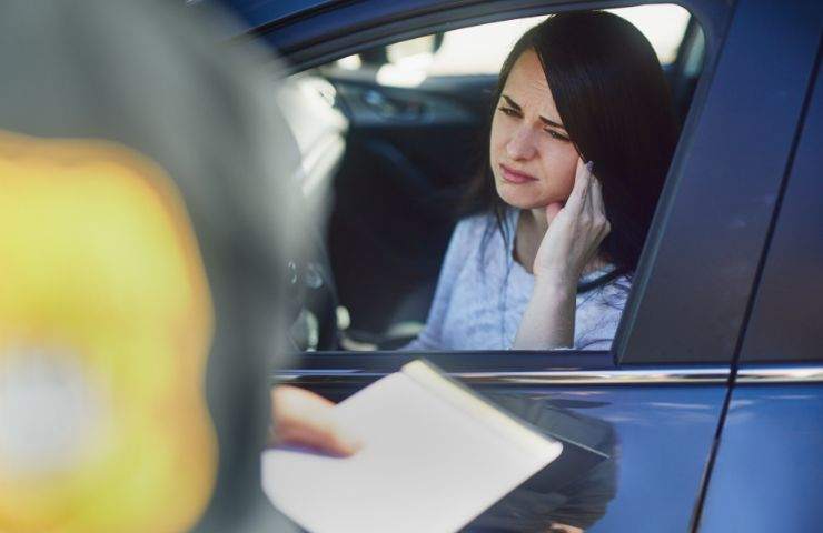 Poliziotto fa una multa