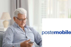Persona anziana che guarda il cellulare mentre è seduta sul divano e logo PosteMobile