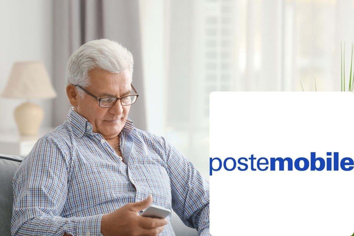 Persona anziana che guarda il cellulare mentre è seduta sul divano e logo PosteMobile