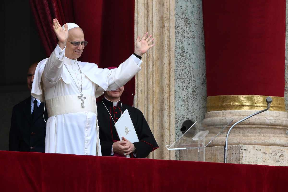 Papa Leone XIV saluta i fedeli