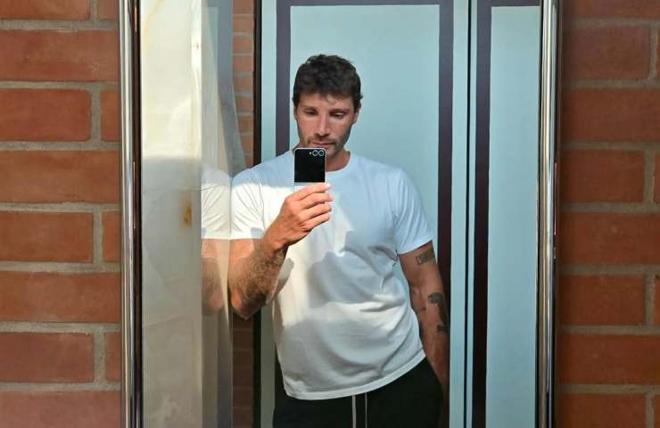 Stefano De Martino foto davanti lo specchio