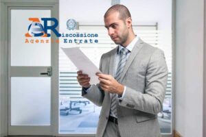 uomo attonito legge documento