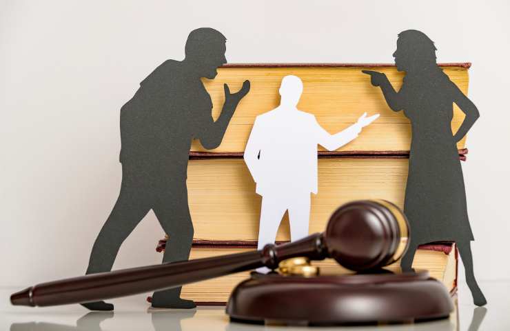 sagome uomo e donna che litigano, vicino terza persona