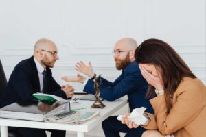 uomini che parlano, donna mani sul volto
