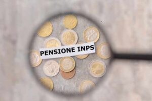 LENTE INGRandimento su monete euro, scritta pensione nps