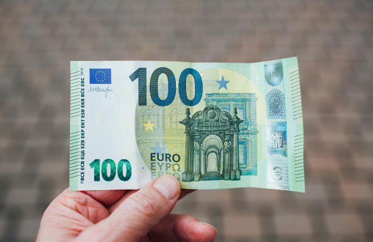 banconota da 100 euro in mano
