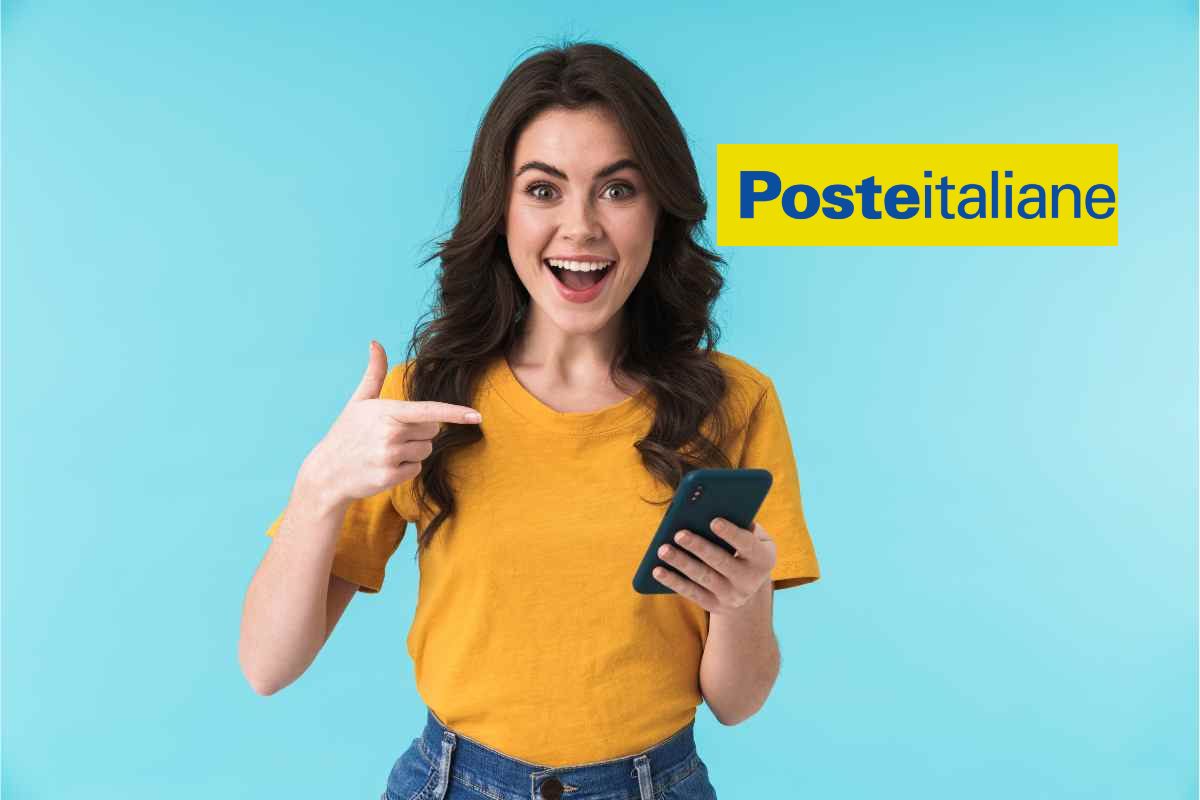 ragazza contenta indica cellulare, logo poste italiane