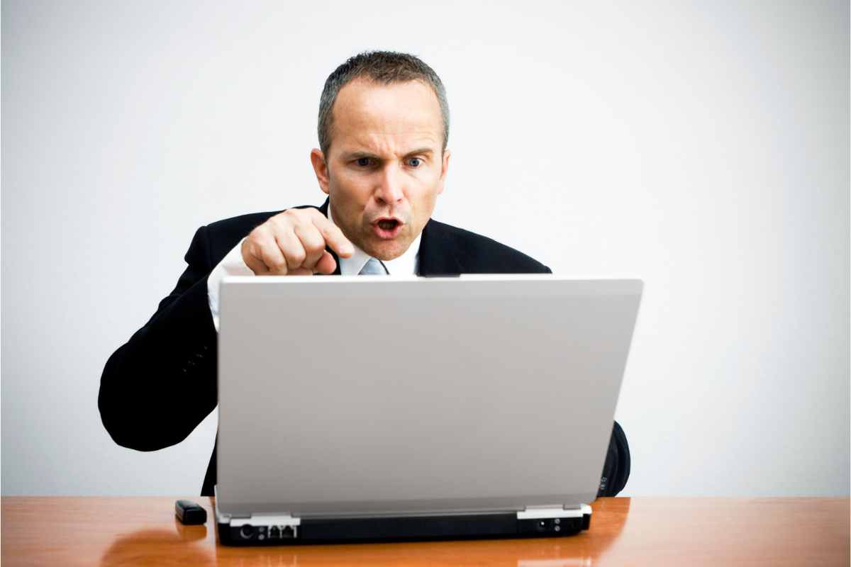 uomo inveisce contro pc