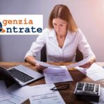donna controlla documenti, scritta agenzia entrate