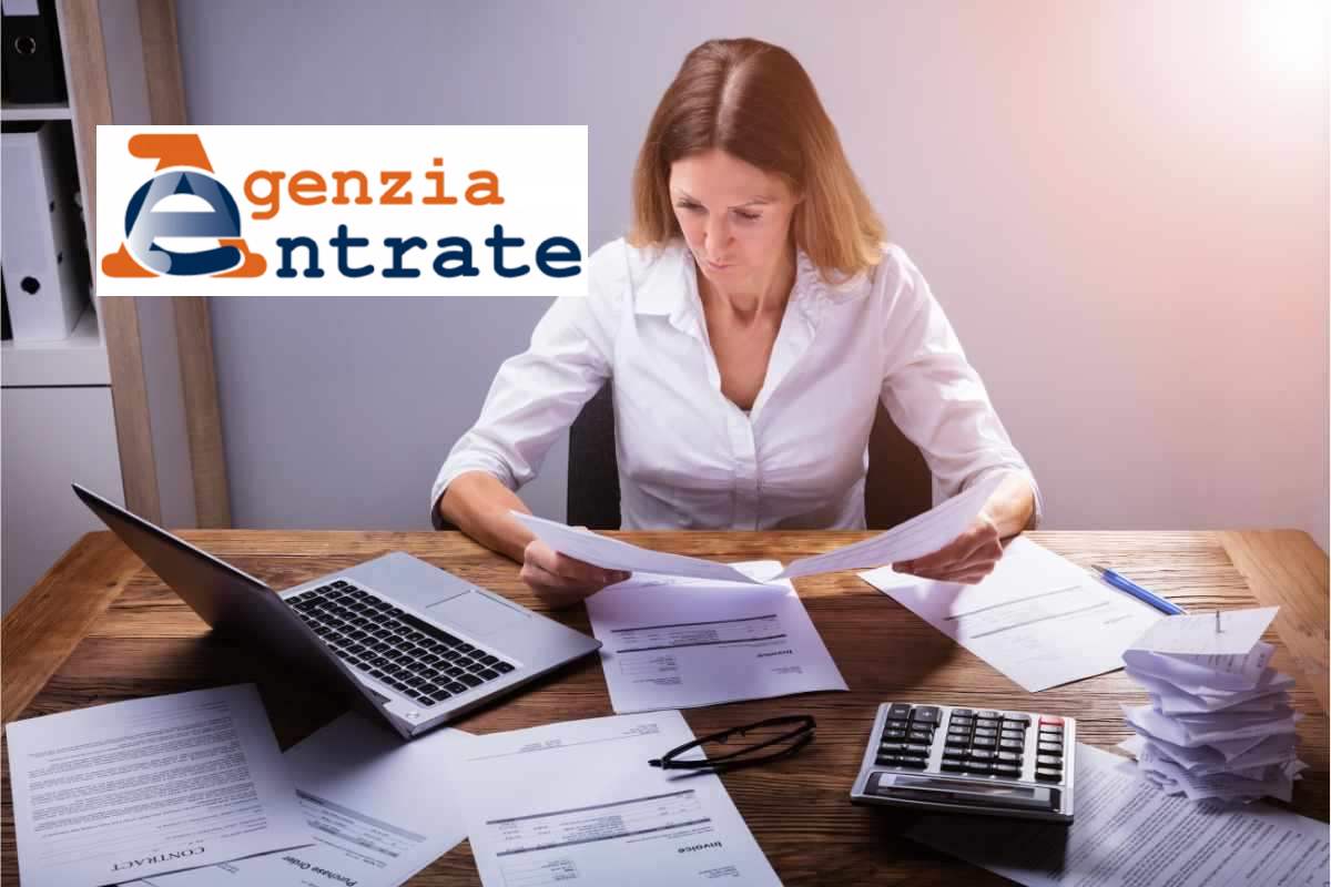 donna controlla documenti, scritta agenzia entrate