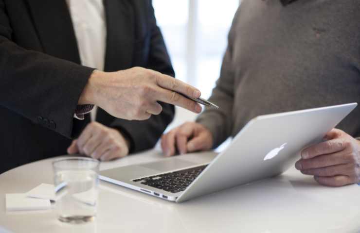 persone consultano pc