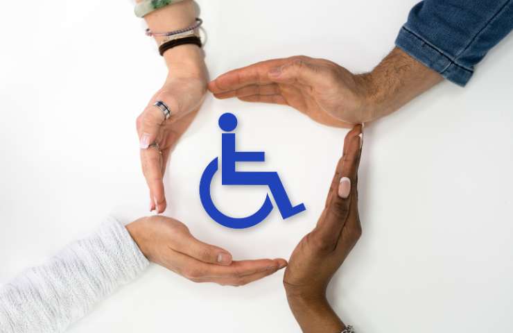 simbolo disabilità protetto da mani