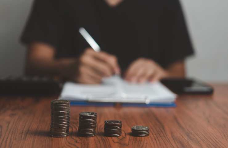 persona fa calcoli, colone decrescenti monete