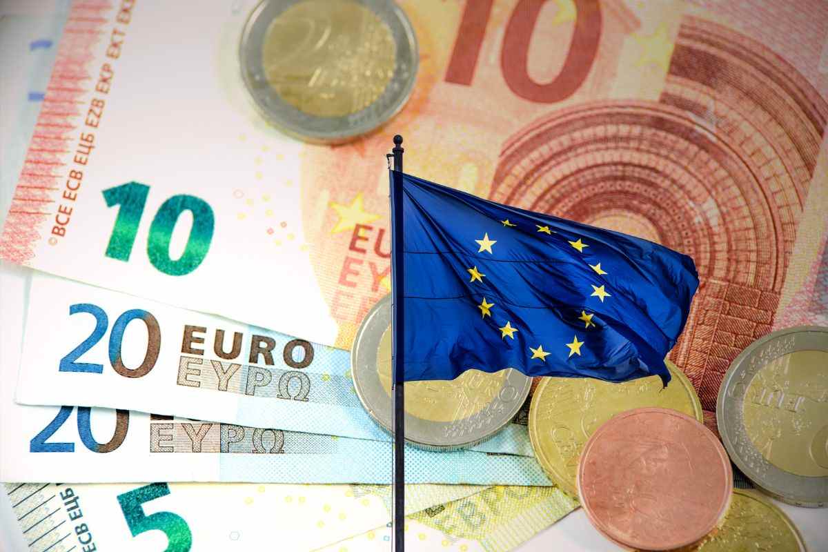 banconote euro più bandiera UE
