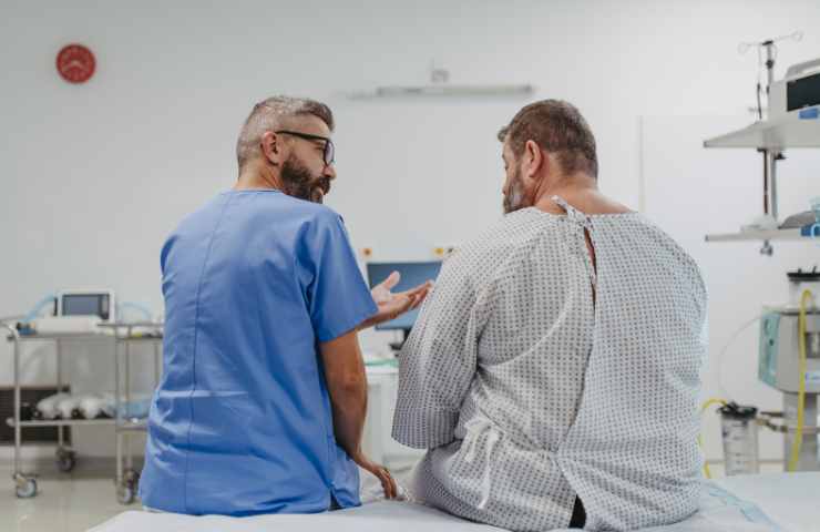 medico parla a peersona obesa