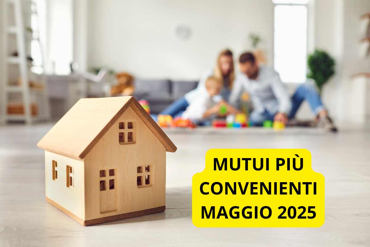 modellino casa, famiglia sullo sfondo, scritta mutui più convenienti maggio 2025