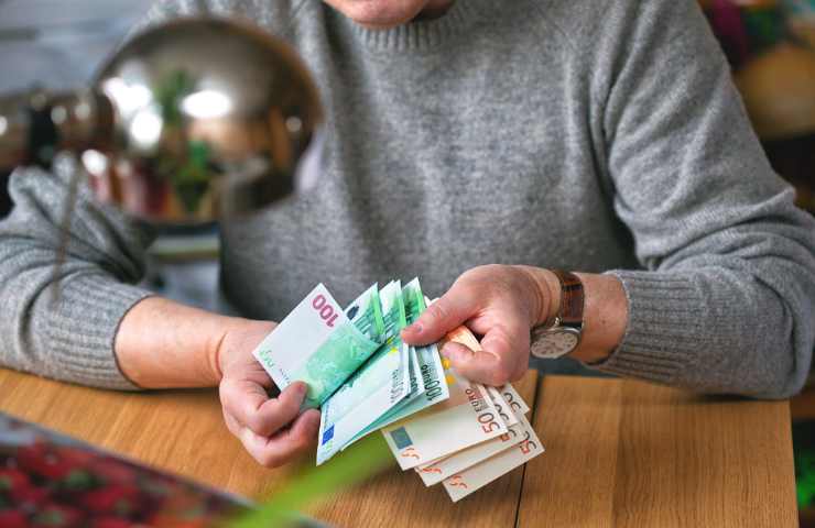 uomo conta banconote euro
