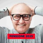 Anziano sorridente, scritta pensione 2025