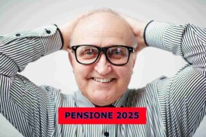 Anziano sorridente, scritta pensione 2025