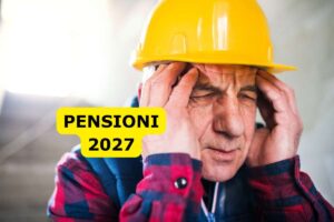anziano con casco da lavoro, scritta pensioni 2027