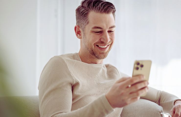 ragazzo sorridente guarda cellualre