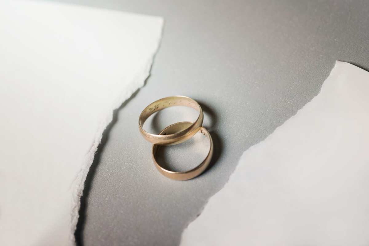 foglio strappato, fedi matrimonio