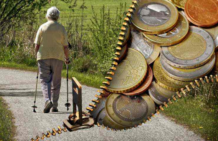donna anziana e monete euro