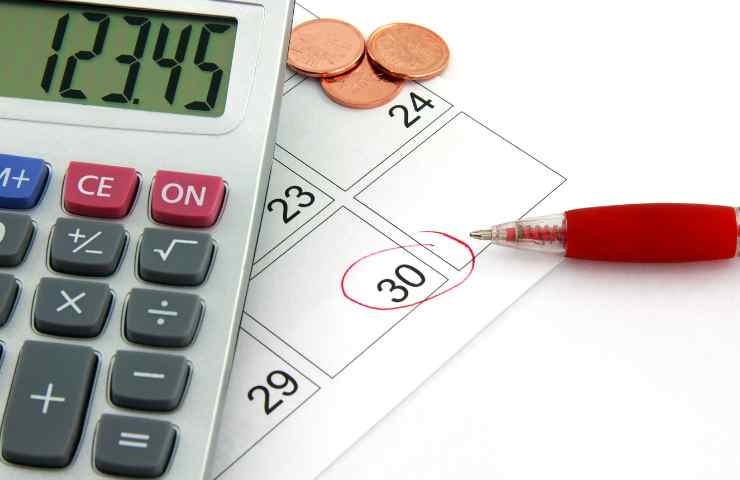data segnata sul calendario, calcolatrice, penna, monete
