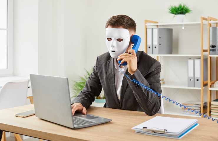 uomoal telefono con maschera