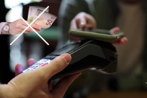persona usa bancomat, X su banconote